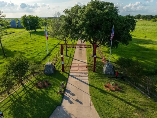 Exterior view of Houston treatment center โ grass