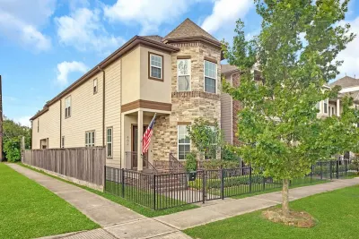 Bodine Recovery - Luxury Sober Living Houston/Heights - Photo 2